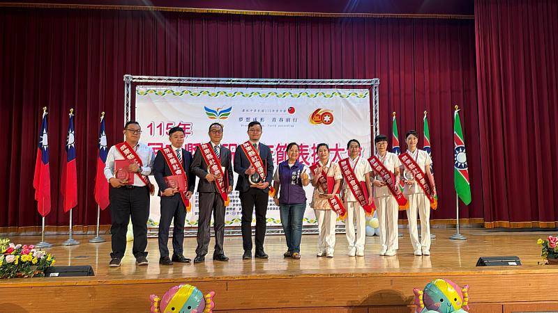 優秀青年表揚大會。