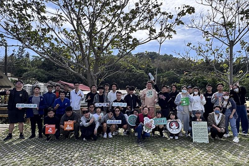 土木工程學系學生於新埔鎮北平社區進行竹筧工作坊，從實作中學習，展現專業學習結合地方文化與社會責任的教學成果。