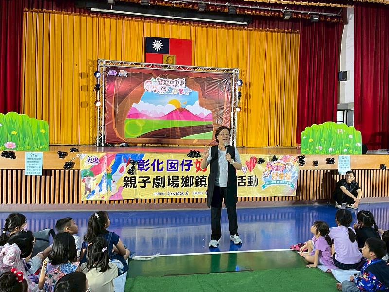 彰化縣長王惠美與觀眾熱情招呼。