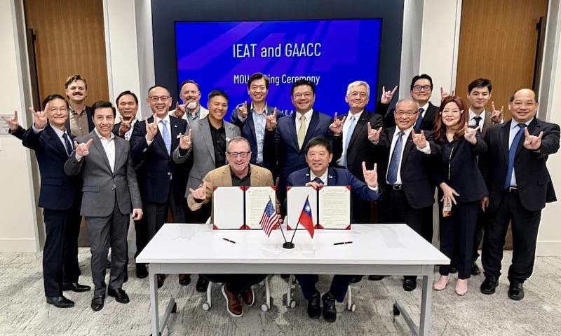 IEAT美洲委員會主委宗緒順(前右)與GAACC President & CEO Mark Duval(前左)代表簽署MOU。