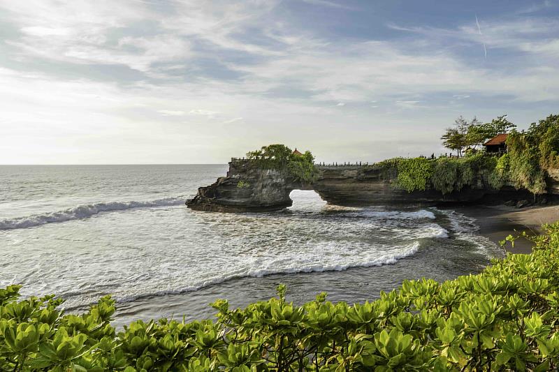 峇里島是印尼最具代表性的海島旅遊勝地,融合海岸自然景觀與獨特印度教文化。(圖由印尼觀光局提供)