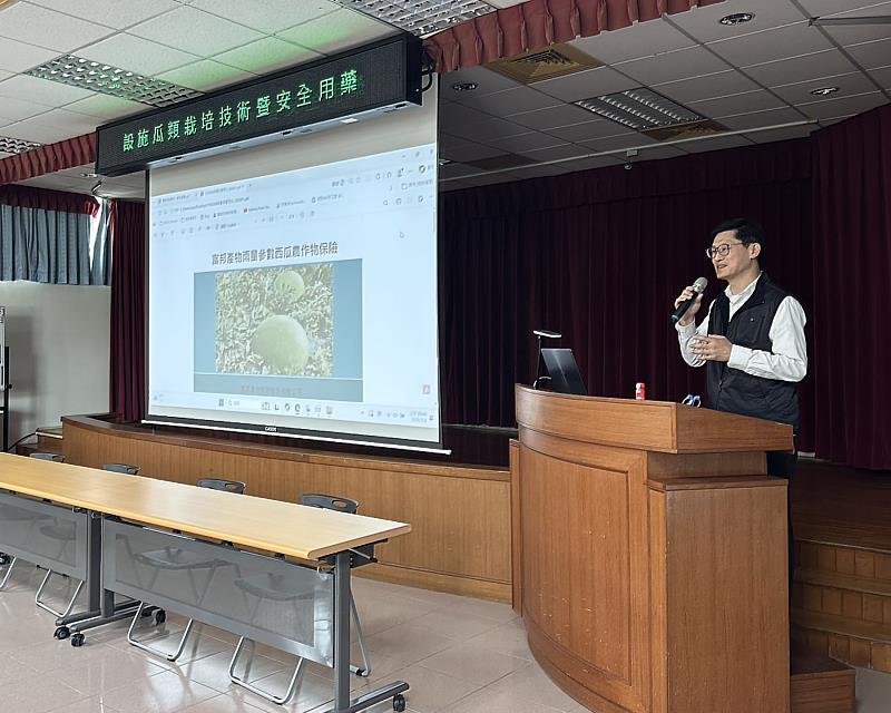 富邦產險派員於農業保險宣導說明會向農民講解保單內容,期盼有效轉嫁天災帶來的經濟衝擊,維持經營穩定。