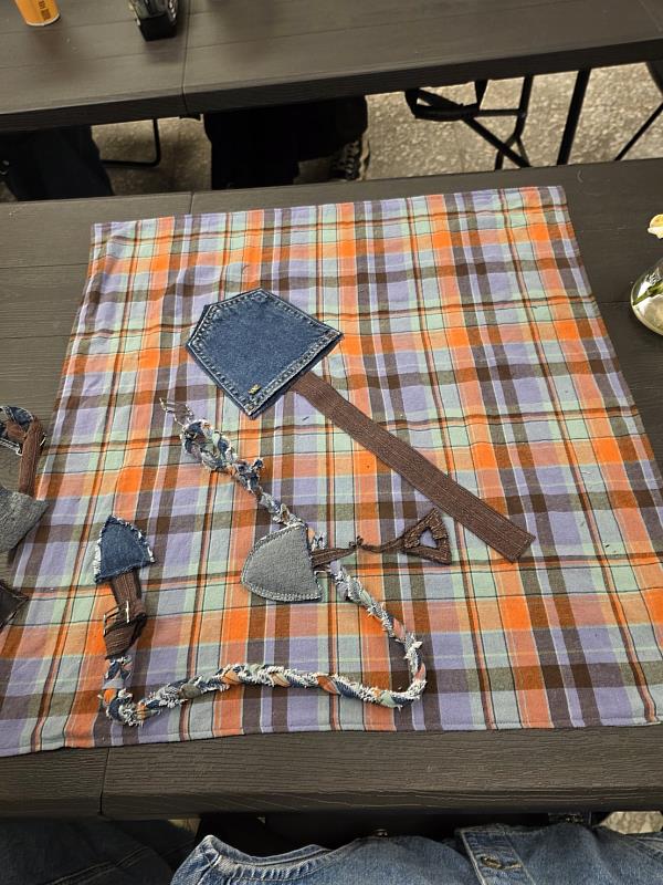 由編織繩帶與方巾（含裝飾布鏟）所搭配成的多功能布包袋。