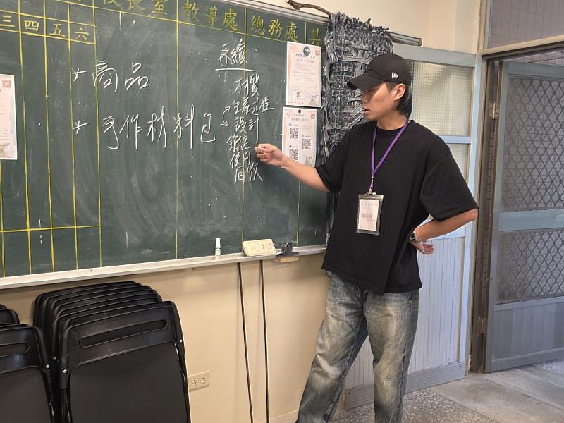 輔大織品系助理教授詹宗佑帶領參與者掌握商品開發的關鍵。