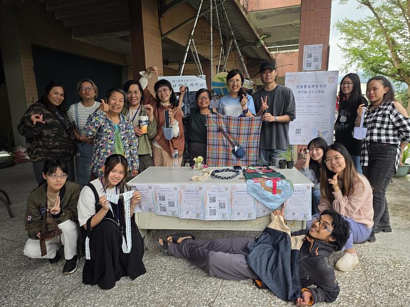 在3日活動中學員們完成回收衣物的設計作品。