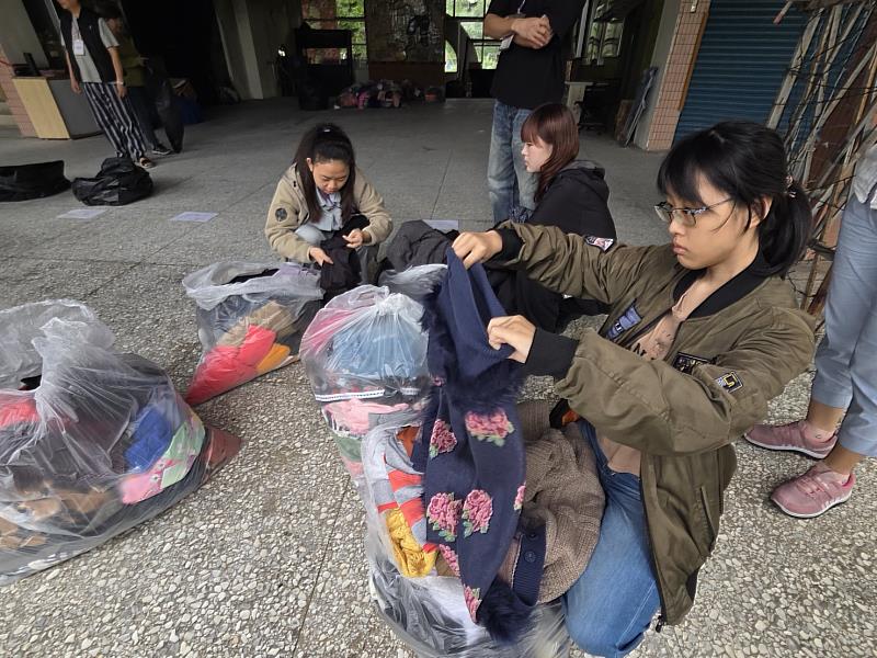 學員們從不同回收衣物中進行作品發想與找尋適合衣料。