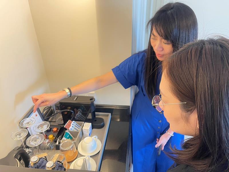 東海與清邁頂級度假飯店Ping Pura Riverside Resort合作，於總統套房進行國際管家服務實境教學。圖為張亦騏老師（左）指導學生管家高端吧檯服務品質。