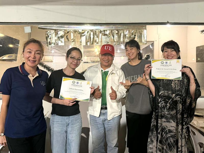 此次國際移動教學與學術交流，充分展現東海大學推動國際化的卓越成果。圖為湄州大學校長Dr. Weerapon Thongma（中）頒發結業證書予東海師生。