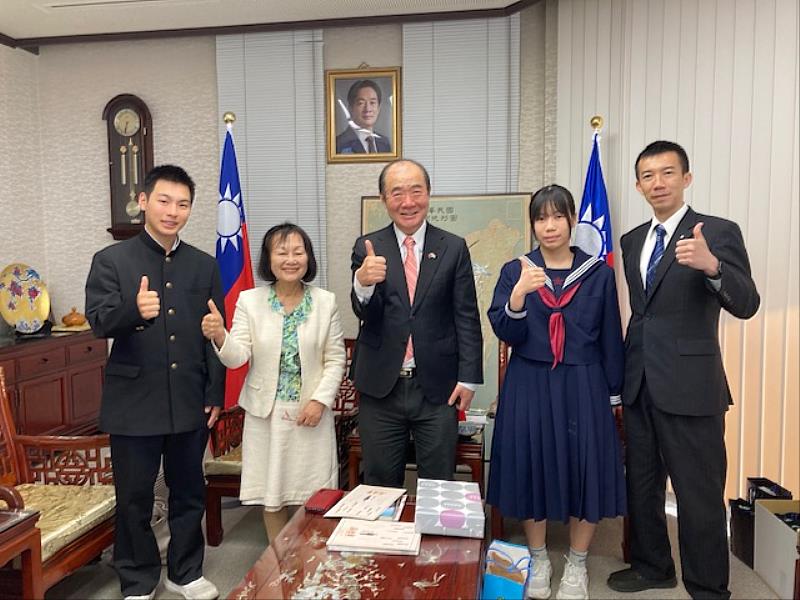 台北駐福岡經濟文化辦事處處長陳銘俊總領事(中)與熊本玉名市議會前議長近松美惠子(中左)等人合影。