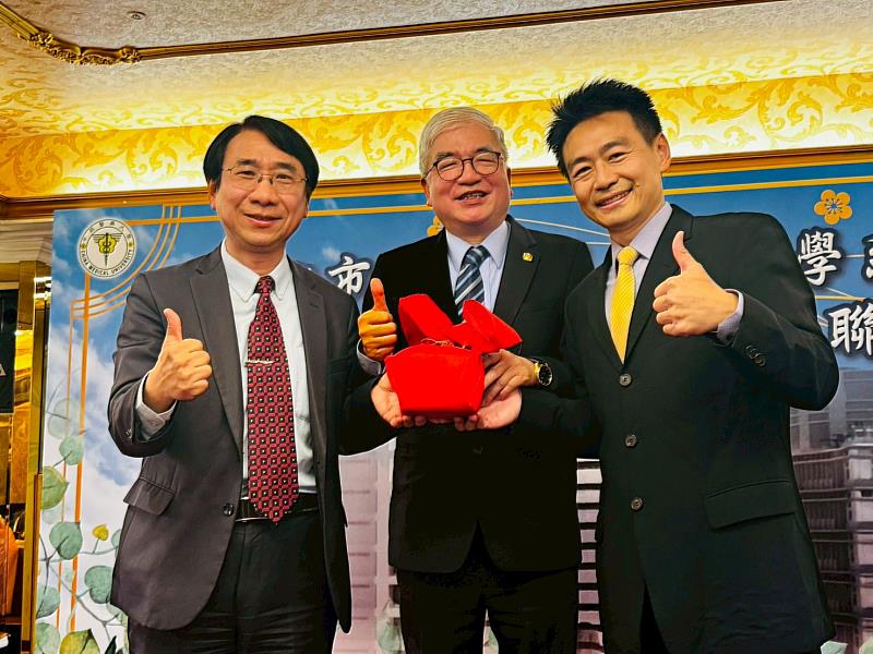 中醫大藥學系系友會新任温致群理事長(右)、卸任理事長尹岱智交接,由邱明善總會長(中)監交。