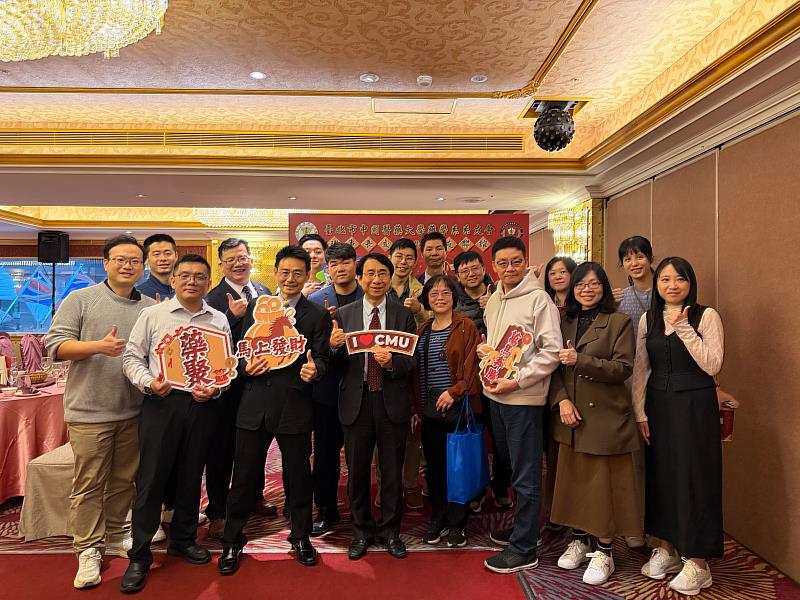 尹岱智理事長與系友會服務團隊合影。