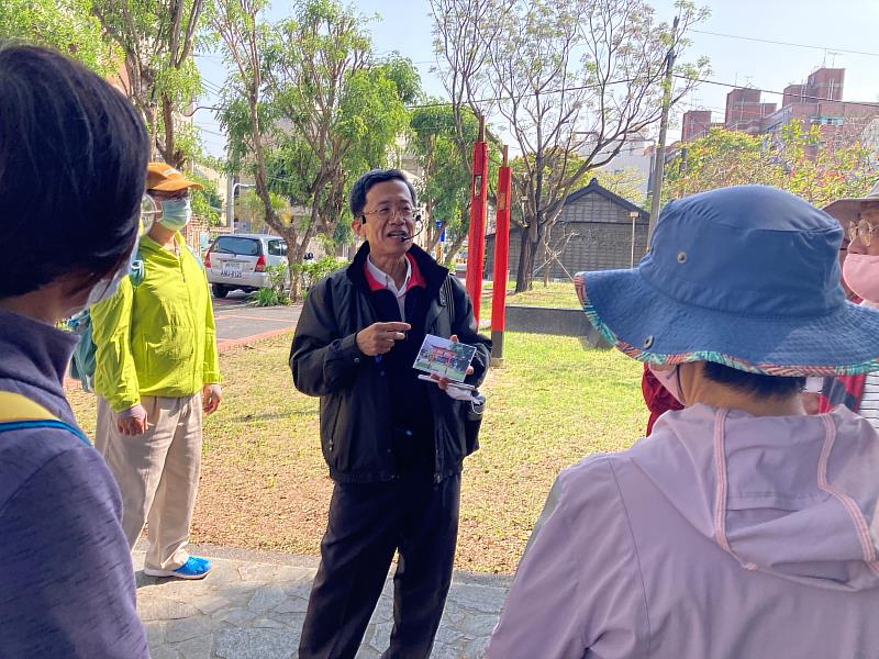 大目降導覽員為學員解說新化日式宿舍。