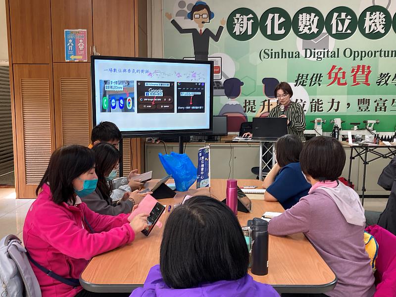 老師引導學員利用AI進行建築氣味調香。