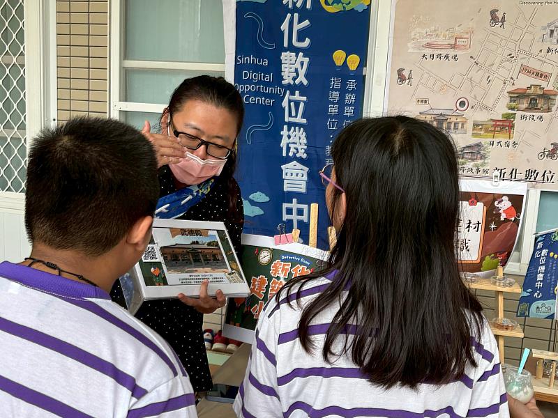 新化DOC舉辦「新化建築香氛小偵探」闖關活動,帶領孩童認識新化古蹟武德殿。