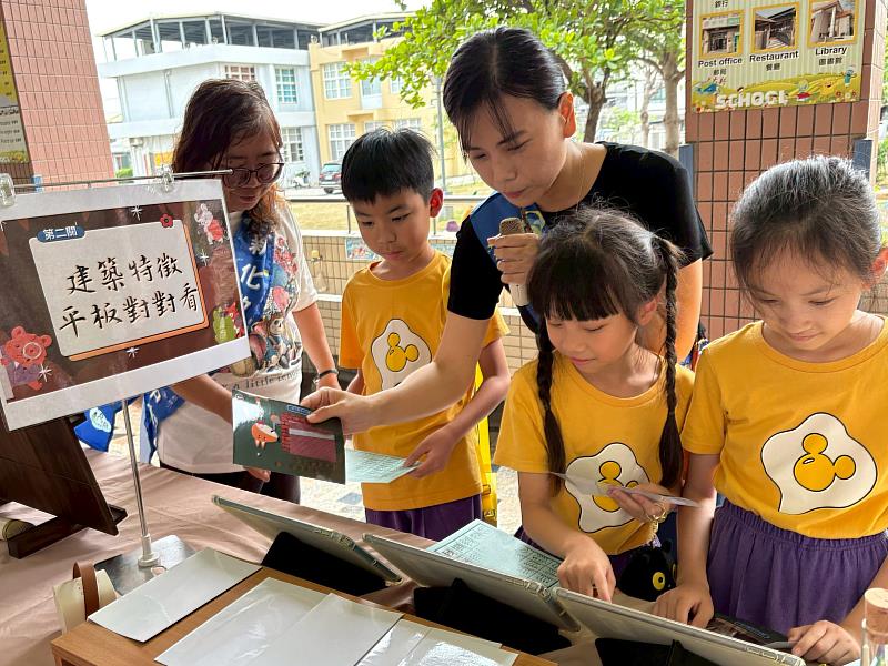 新化DOC舉辦「新化建築香氛小偵探」闖關活動,帶領孩童利用平板認識新化建築特色。