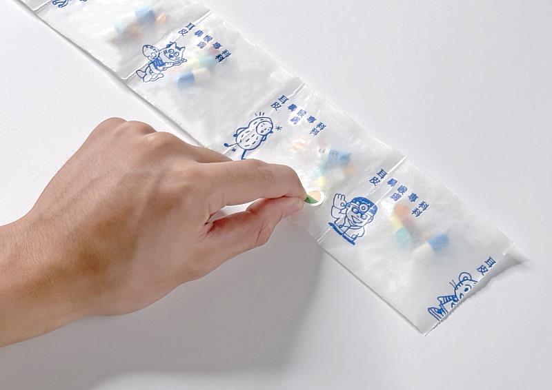 蔡銘君老師指導作品《一目藥然》,設計團隊為三年級謝靜恬、劉恒宇。