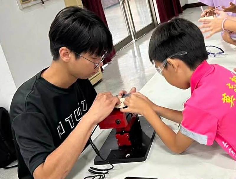 由技優選手帶領大朋友小朋友手把手體験雷射雕刻。