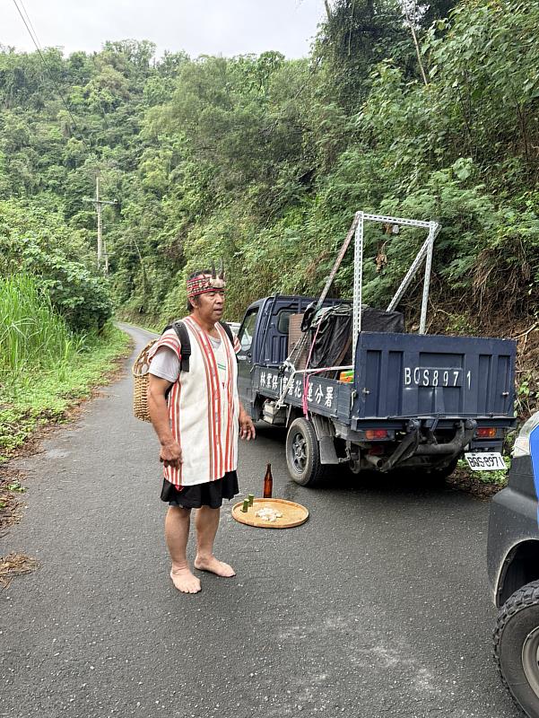 卓溪鄉田清興總頭目為太平母女熊進行祈福儀式。