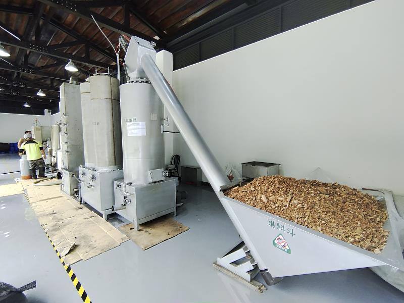 林業循環利用場域內部設有將林業剩餘資材破碎、汽化、蒸餾等相關機械。