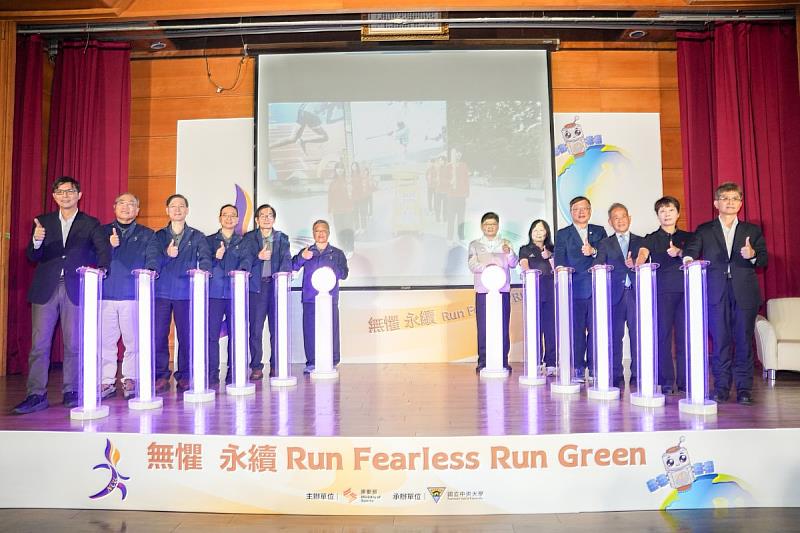 115年全大運在各界貴賓見證下,點燃象徵「無懼 永續」聖火,並將展開全台環島傳遞行動。照片全大運辦公室提供