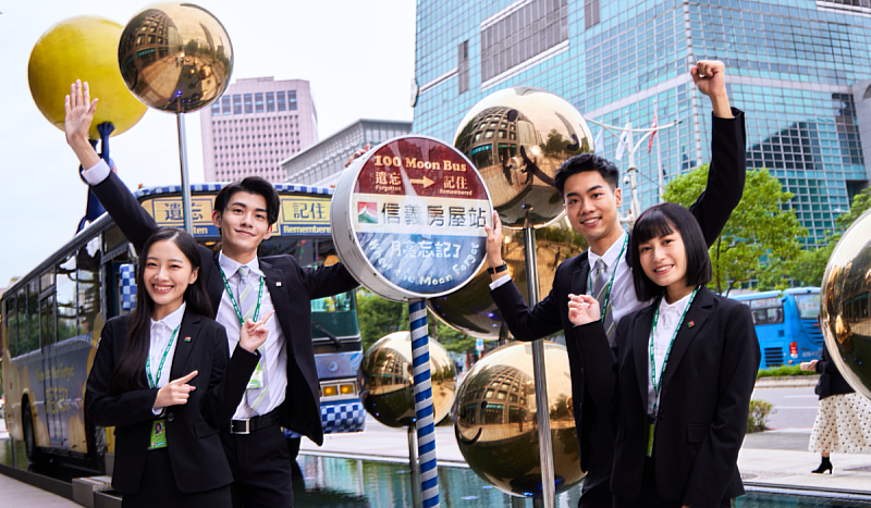 信義房屋推出「信義雙7明日之星」招募計畫,具菁英條件者,提供首年挑戰7萬月薪機會,以及由菁英超級業務、績優資深店長、信義君子及專屬梯導師等「七大高手」組成的菁英培訓課程,靠扎實培訓資源,往接任店主管或超業之路邁進。
