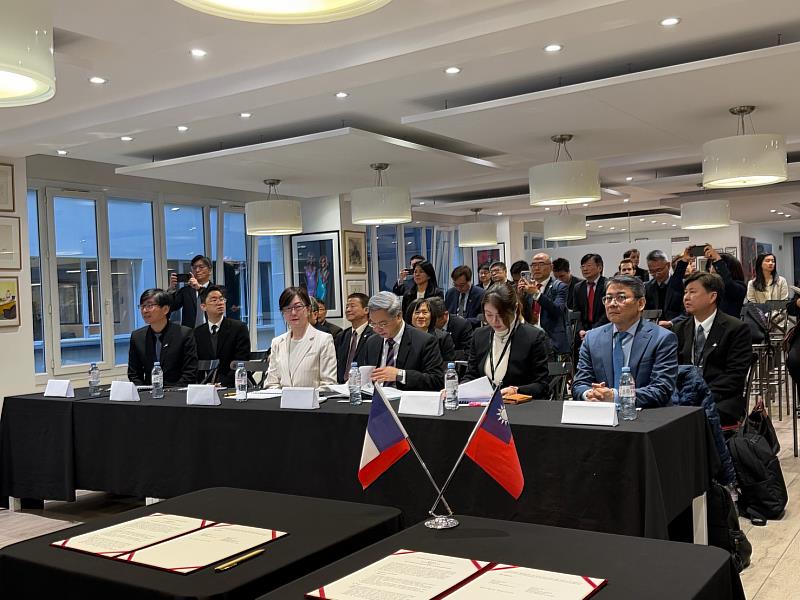 金屬中心攜手無人機法商大廠共同打造安全可信賴供應鏈體系。前排左起：經濟部產發署邱求慧署長、外交部駐法代表郝培芝大使、經濟部龔明鑫部長、金屬中心劉嘉茹董事長、經濟部國貿署劉威廉署長。