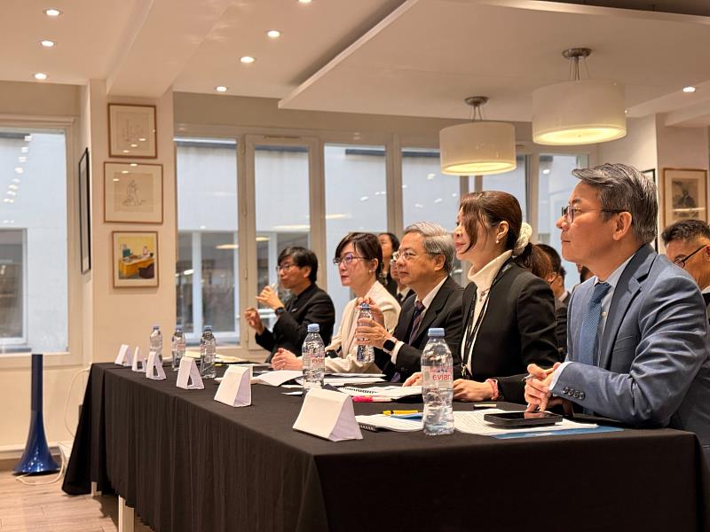 金屬中心攜手無人機法商大廠共同打造安全可信賴供應鏈體系。前排左起:經濟部產發署邱求慧署長、外交部駐法代表郝培芝大使、經濟部龔明鑫部長、金屬中心劉嘉茹董事長、經濟部國貿署劉威廉署長。