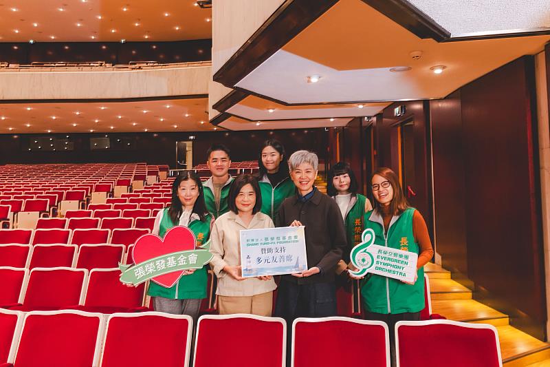 張榮發基金會團隊與國家兩廳院藝術總監劉怡汝共同合影。（國家兩廳院提供，攝影邱志翔）