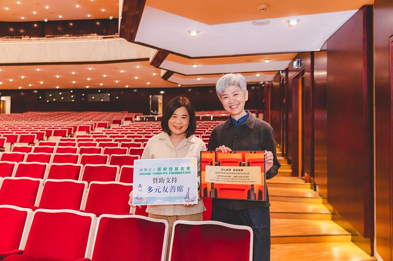 張榮發基金會執行長鍾德美與國家兩廳院藝術總監劉怡汝共同宣告國家音樂廳多元友善席合作事宜。（國家兩廳院提供，攝影邱志翔）