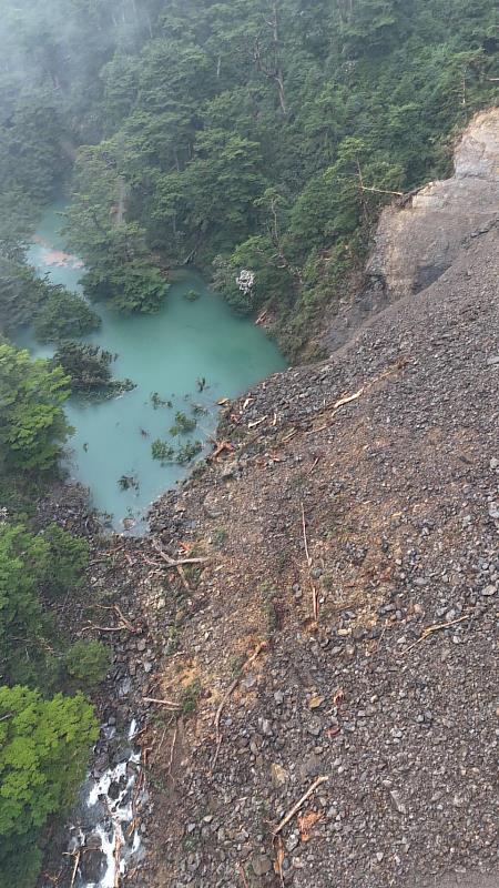 堰塞湖下游滲流情形。