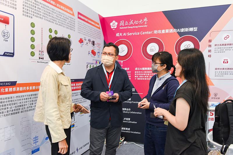 國立成功大學8日起參加2026 SMART+智慧製造展,產業先進於展區進行交流。