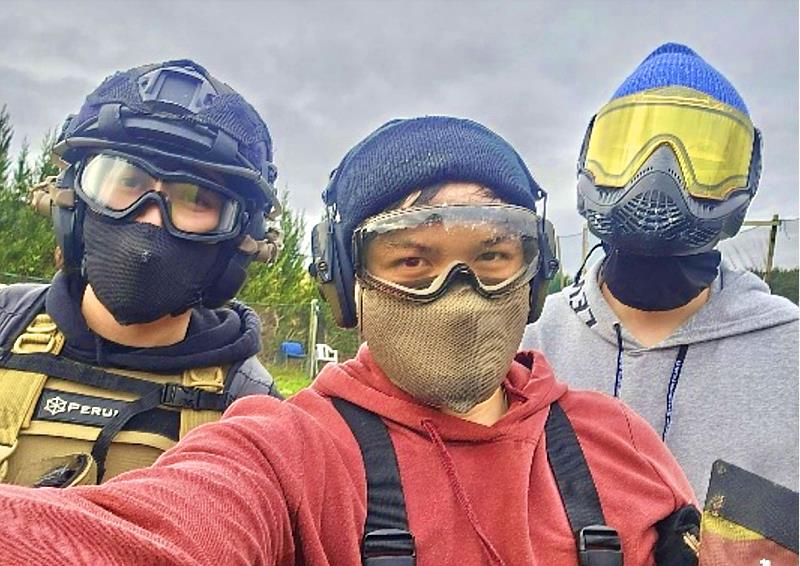 暨大財金系陳同學（中）獲選前往英國密得薩斯大學留學，透過社交活動建立國際友誼，磨練出高度的自律與獨立性。