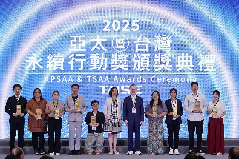 台灣永續能源研究基金會簡又新董事長（右5）、衛福部次長林靜儀（中）與2025台灣傑出永續青年獲獎者合影。