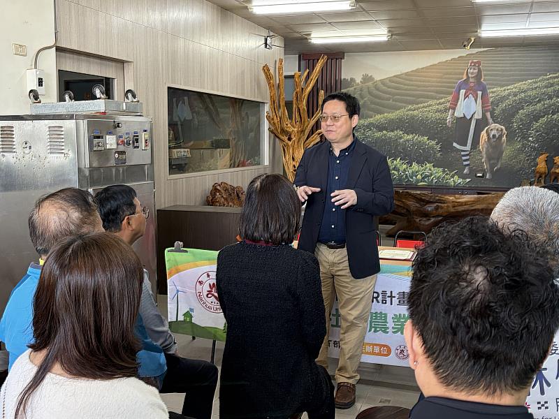 南華大學科技學院院長陳柏青於簽約儀式致詞，說明科技學院推動USR計畫「推動在地社區農業碳中和」及未來產學合作方向。