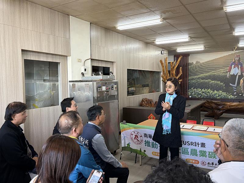 凰聖製茶廠負責人賴嬿伃致詞，介紹地方茶產業發展及製茶文化，並分享未來與南華大學合作的願景。