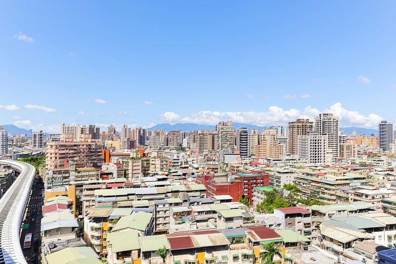 雙北地區近5年小宅化明顯，2025年雙北住宅坪數中位數已不到32坪，房價卻持續攀高。