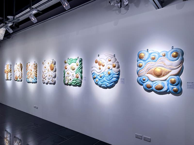 羅廣維〈創世紀〉系列以聖經七日創造為脈絡，結合鹽雕等自然材質，重新詮釋世界生成的過程。作品不僅回望人類文明的起點，也隱喻當代資源消耗與環境壓力，讓「創造世界」的敘事，在今日轉化為對永續未來的提問。