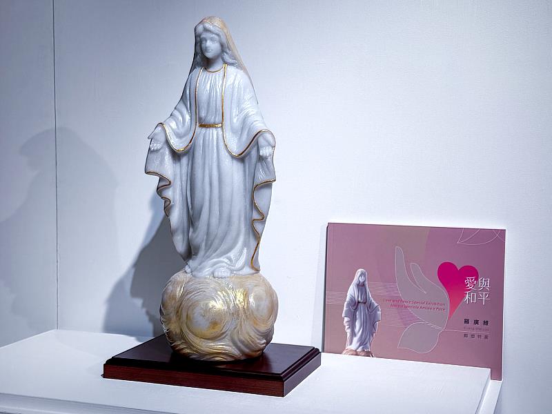 作品融入「愛與和平」意象，從宗教象徵延伸至人類如何在資源有限下尋求共存。藝術家羅廣維長期關注材料與精神之間的關係，透過雕塑轉化資源與時間的意義。