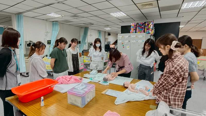 護理學系曾櫻花副教授講授新生兒評估與護理。