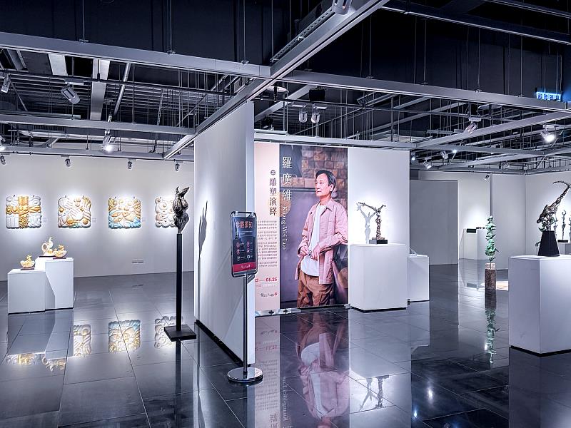【羅廣維之雕塑演繹】展場一隅，羅廣維於光點藝術中心舉辦雕塑展，透過炭、鹽等材質，呈現對資源與永續議題的當代思考。