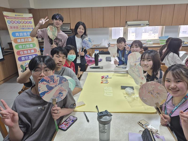 日本學生透過漆藝水拓扇創作,認識旗津地方人文特色。