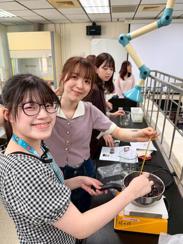 日本學生參與跨領域草本課程，製作紫雲膏。