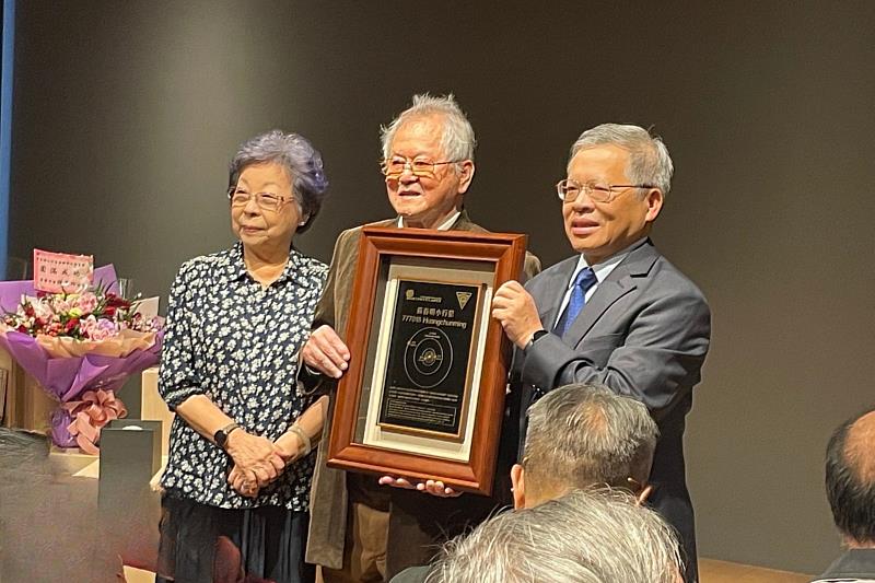 黃春明為臺灣著名作家與劇作家，其作品以細膩而真摯的筆觸刻畫臺灣土地與人民的情感。