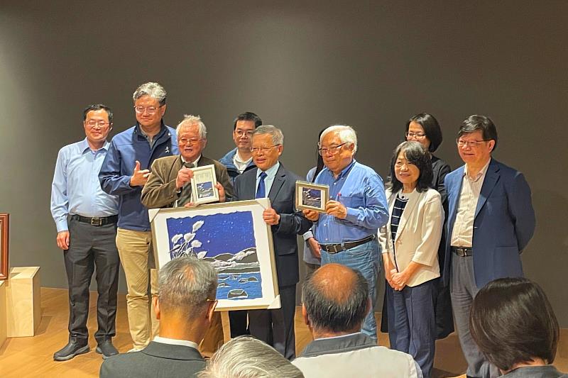 中央大學與財團法人黃大魚文化藝術基金會、黃大魚兒童劇團於4月8日在臺灣文學糧倉舉行小行星頒贈儀式。