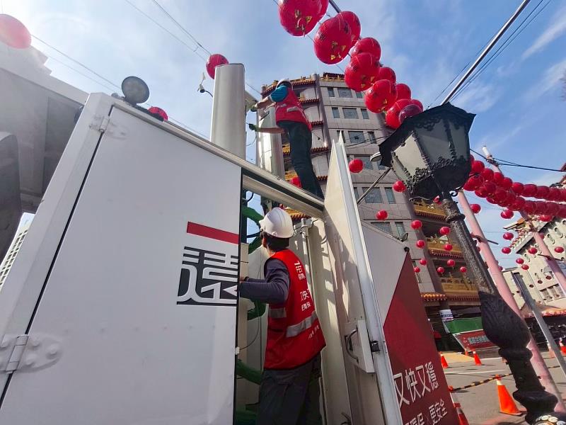 二、今年白沙屯與大甲媽祖進香時程高度重疊，遠傳透過AI模型推估「雙媽會」可能時間地區，提前完成擴容與行動車部署，全程即時監控並動態調整。