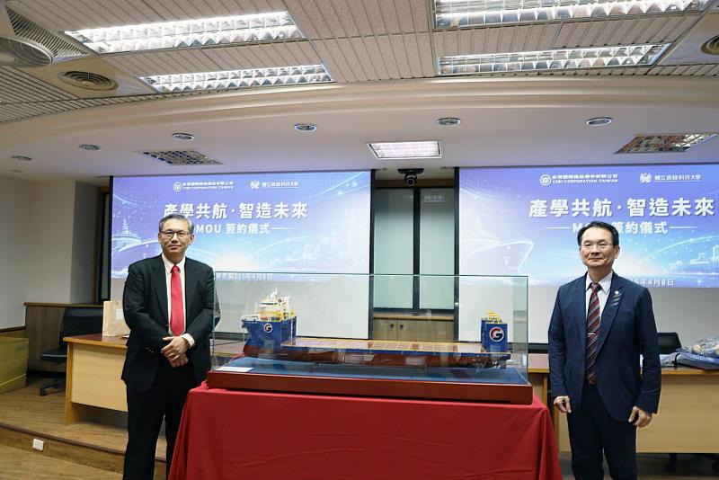 台船董事長陳政宏（左）致贈高科大校長吳忠信（右）紀念船模，象徵雙方合作啟航、未來發展一帆風順。