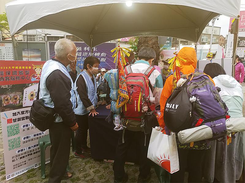 頂新和德文教基金會設置香客服務站提供香客補給品與休息服務。（頂新和德文教基金會提供）