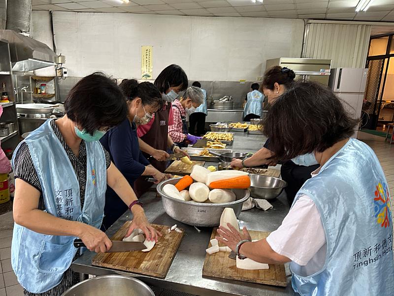 頂新和德文教基金會香客服務站提供各式補給品、素膳麵。（圖／頂新和德文教基金會提供）