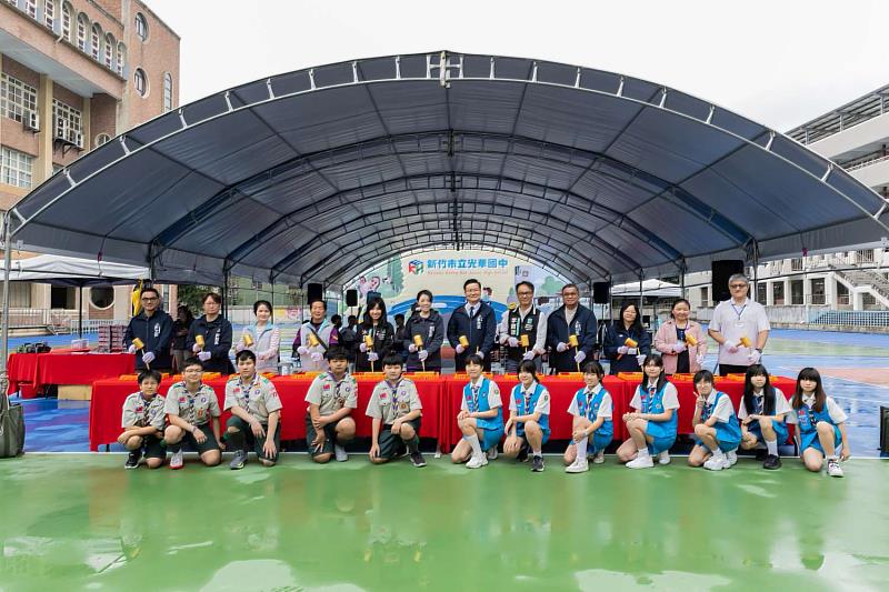 與會長官及貴賓進行開工敲磚儀式，眾人合影留念。