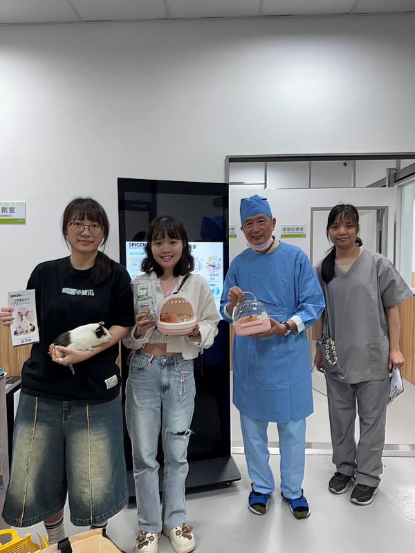 天竺鼠與雙倉鼠順利完成健檢！師生與飼主開心合影，大四診療實習學生也從中累積醫病溝通經驗。